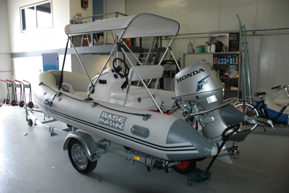 Bimini Schlauchbootbefestigung